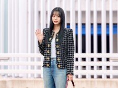 혜리, 여유로운 손인사…발망 26FW 쇼 파리 출국 [포토]