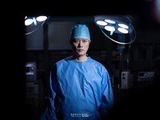 박희순, 우즈 신곡 뮤비 출연…의사 역 아우라 폭발