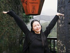 솔라, 스커트 내려 입고 ‘치골’ 파격 노출…“언니 옷 여며” [DA★] 