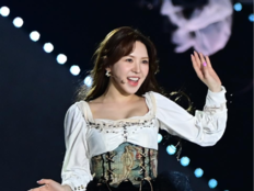 웬디 “너라면 불러주지”…12년 팬 결혼식 축가 약속 지켰다 [SD톡톡]