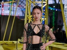 압도적 존재감…제니, 파격 노출 시스루 룩 [포토]