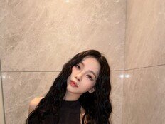카리나, 크롭탑 입고 뽐낸 ‘한 줌 허리’… AI보다 더 AI 같은 몸매 [DA★]