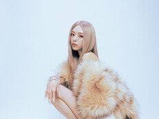 ITZY 유나, 흑발·금발 오가며…매력 흘러내리는 ‘아이스크림’