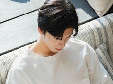홍경, 화이트 티셔츠 한 장으로 완성한 ‘청춘 서사’…캠페인 영상 비하인드