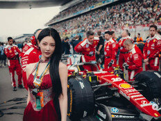 클라라 근황 포착, 중국풍 의상 입고 F1 행사 참석 [DA★]