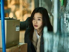 전지현, 새로운 좀비 등장에 공포…연상호 ‘군체’ 스틸 공개