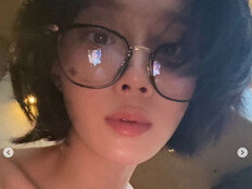 ‘2억 기부’ 에스파 윈터, 물놀이보다 책에 빠졌다 [DA★] 
