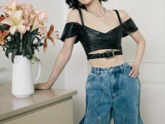 송혜교, 파격 변신…가죽 크롭톱→시스루로 고혹미 폭발 [DA★]
