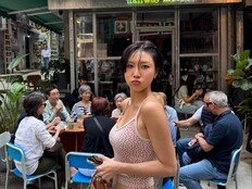 화사, 홍콩서 뽐낸 탄탄 몸매…구릿빛 피부에 청바지 ‘찰떡’ [DA★]