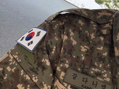강다니엘, 입대 근황…태평양 어깨로 완성한 군복 자태