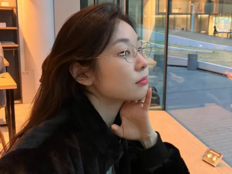 ‘피겨퀸’ 김연아, 안경 쓰자 팬들 들썩…“안경연느 떴다”