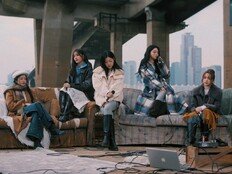 “이 조합 美쳤다” 피프티피프티, 반세기 뛰어넘은 ‘교감’에 글로벌 극찬