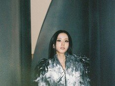 지수, ‘까마귀 옷’도 ‘포도 머리’도 완벽 소화…독보적 비주얼