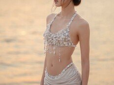 블랙핑크 리사, 보석 비키니 자태 ‘눈길’…해변서 초호화 생일 파티 [DA★]