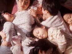 화사, 아이들에 둘러싸인 반전 무드…‘So Cute’ 궁금증 키웠다