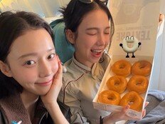 카리나·윈터, 민낯도 예쁘네…비행기서 도넛 들고 장난기 가득 [DA★]