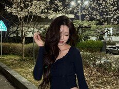 있지 유나, 벚꽃 구경하며 뽐낸 ‘황금 골반’…꽃보다 허리만 보여 [DA★]