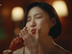 화사, 이건 반칙이지…양념치킨 먹방 ‘공복 시청 주의’