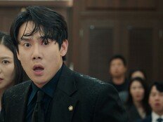 이덕화에 빙의된 유연석, 호통 치고 물벼락 맞고 수난 (신이랑 법률사무소)