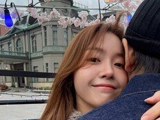 방민아, 신혼 맞네…♥온주완 품에 안겨 행복 미소 [DA★]