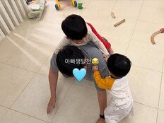 신화 에릭, 두 아들에 치였다…‘아빠 쟁탈전’ 포착 [SD셀픽]