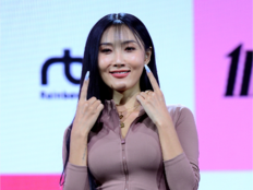 화사 “알몸 상태 사고”…발바닥 2도 화상에도 무대 강행 [SD톡톡]