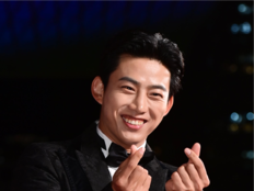 옥택연, 10년 연인과 결혼…청첩장 문구도 ‘10점 만점’