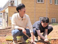 이승기, 텃밭 일꾼으로 변신…물 나르고 수확까지 (동행)