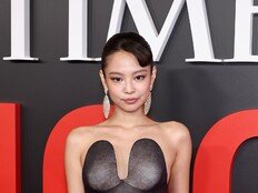 블랙핑크 제니, 가슴과 어긋난 디자인…파격 드레스 깜짝 [포토]