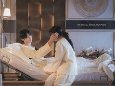 아이유·변우석, 병실 안 꽁냥꽁냥…♥무드 물씬 (21세기 대군부인)