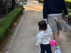 이병헌, 딸 손 꼭 잡고 산책…이민정이 공개한 부녀 뒷모습 [SD셀픽]