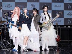QWER “음악방송·음원차트 1위 목표…세리머니 군무 하고싶다”