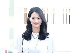 ‘김우빈♥’ 신민아, 흰티에 청바지 입었을 뿐인데…분위기 압도 [화보]