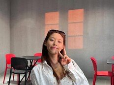설현 근황 포착…불가사리 잡고 ‘느좋’ 카페서 힐링 [DA★]