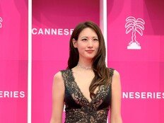 수현, 칸 시리즈 핑크카펫 빛냈다…‘신의 구슬’ 전 세계 최초 공개