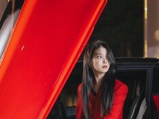 아이유, 재벌 패션 끝판왕…레드 수트부터 한복까지