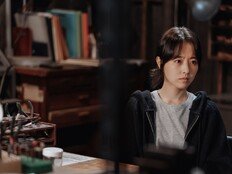 “뽀블리 털고 독기 입은 박보영” …“골드랜드‘, 아이유 넘고 공개 하루 만에 1위
