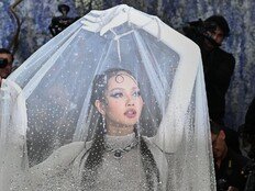 리사, 멧갈라서 ‘본인 팔’ 3D스캔 룩…호스트 커미티 위상 입증