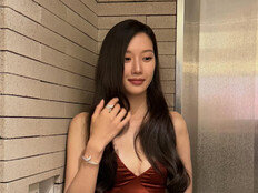문가영, 깊게 파인 버건디 절개 드레스…우아하고 섹시해