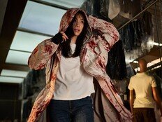 지능을 나눈 괴물들, 고립된 초고층 빌딩…‘군체’가 선사하는 122분의 생존 게임[리뷰]