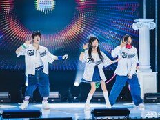 ‘와일드 씽’ 강동원·엄태구·박지현, ‘세기말 혼성그룹’ 완벽 재현…무대 스틸 공개