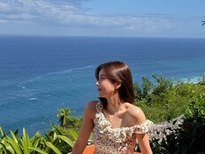 권은비, 발리 밝힌 미모…직각 어깨에 쇄골라인 ‘감탄’ [DA★]