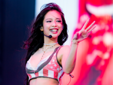 제니 치아에서 반짝이는 장미?…치아 패션 아이템 ‘그릴즈’ 화제
