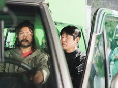 최성곤·손재곤 감독 ‘곤곤 케미’…‘와일드 씽’, 현장 비하인드 스틸 공개