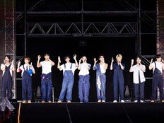 세븐틴 원우·호시, 군복무 중 팬미팅 깜짝 등장