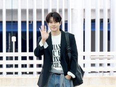 최우식 파리로 떠났다, 캐주얼 무드 공항패션 눈길