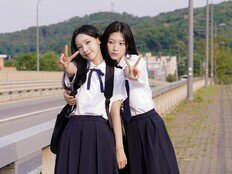리센느 원이·미나미, 교복 비주얼 풋풋…태연 ‘만찬가’ MV 비하인드 공개