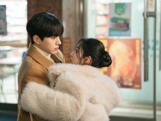 김명수♥강민아 몸이 엉켰다, 의도치 않게 포옹…눈빛 교환도 (공감세포)
