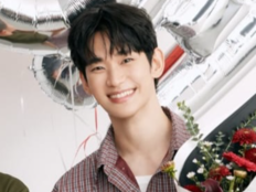 김수현, 꽃다발 안고 활짝 웃었다…1년 4개월 만 공식 행보