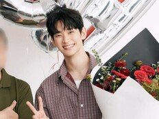 김수현, 꽃다발 품고 활짝…1년 4개월 만에 활동 재개